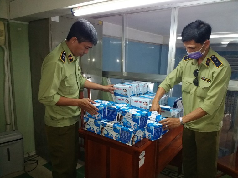 An Giang: Tạm giữ hơn 200.000 chiếc khẩu trang không có hóa đơn, chứng từ ảnh 3