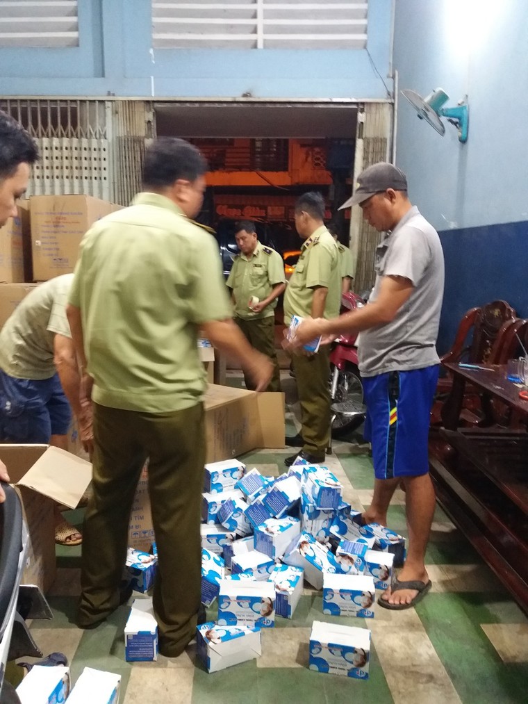 An Giang: Tạm giữ hơn 200.000 chiếc khẩu trang không có hóa đơn, chứng từ ảnh 2