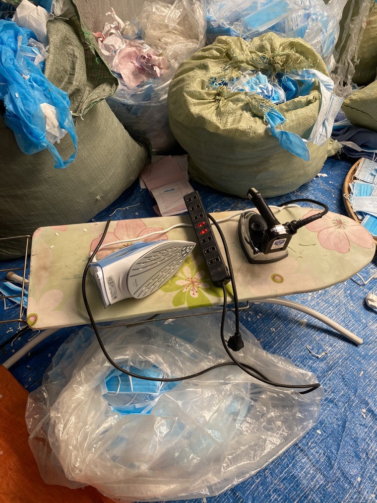 Phát hiện 2 cơ sở tái chế khẩu trang y tế đã qua sử dụng để đưa ra thị trường tiêu thụ ảnh 4