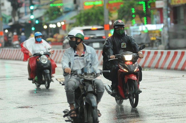 Mưa to trái mùa 'giải nhiệt' cho các tỉnh Nam Bộ đang nóng bức ảnh 1