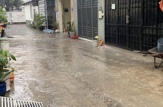 Mưa to trái mùa 'giải nhiệt' cho các tỉnh Nam Bộ đang nóng bức ảnh 4