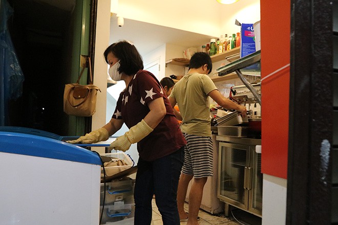 Ngày đầu tiên Hà Nội nới lỏng cách ly xã hội: Hàng quán mở lại, phố xá đông đúc người xe ảnh 7