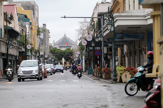 Ngày đầu tiên Hà Nội nới lỏng cách ly xã hội: Hàng quán mở lại, phố xá đông đúc người xe ảnh 2