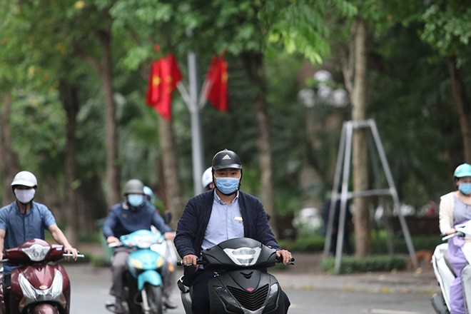 Ngày đầu tiên Hà Nội nới lỏng cách ly xã hội: Hàng quán mở lại, phố xá đông đúc người xe ảnh 5