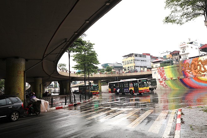 Ngày đầu tiên Hà Nội nới lỏng cách ly xã hội: Hàng quán mở lại, phố xá đông đúc người xe ảnh 3