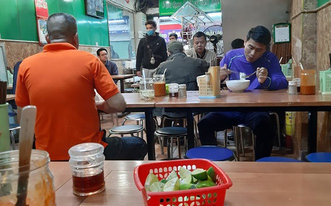 Ngày đầu tiên Hà Nội nới lỏng cách ly xã hội: Hàng quán mở lại, phố xá đông đúc người xe ảnh 6