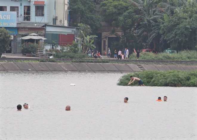 Ngó lơ lệnh cấm, người Hà Nội đổ ra hồ Linh Đàm tắm giải nhiệt ảnh 3