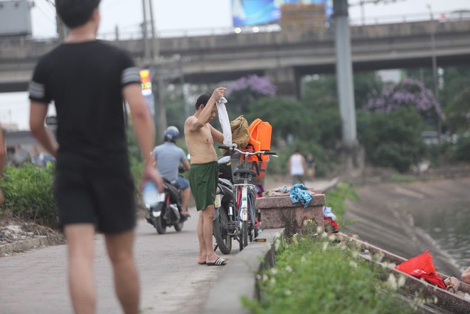 Ngó lơ lệnh cấm, người Hà Nội đổ ra hồ Linh Đàm tắm giải nhiệt ảnh 4