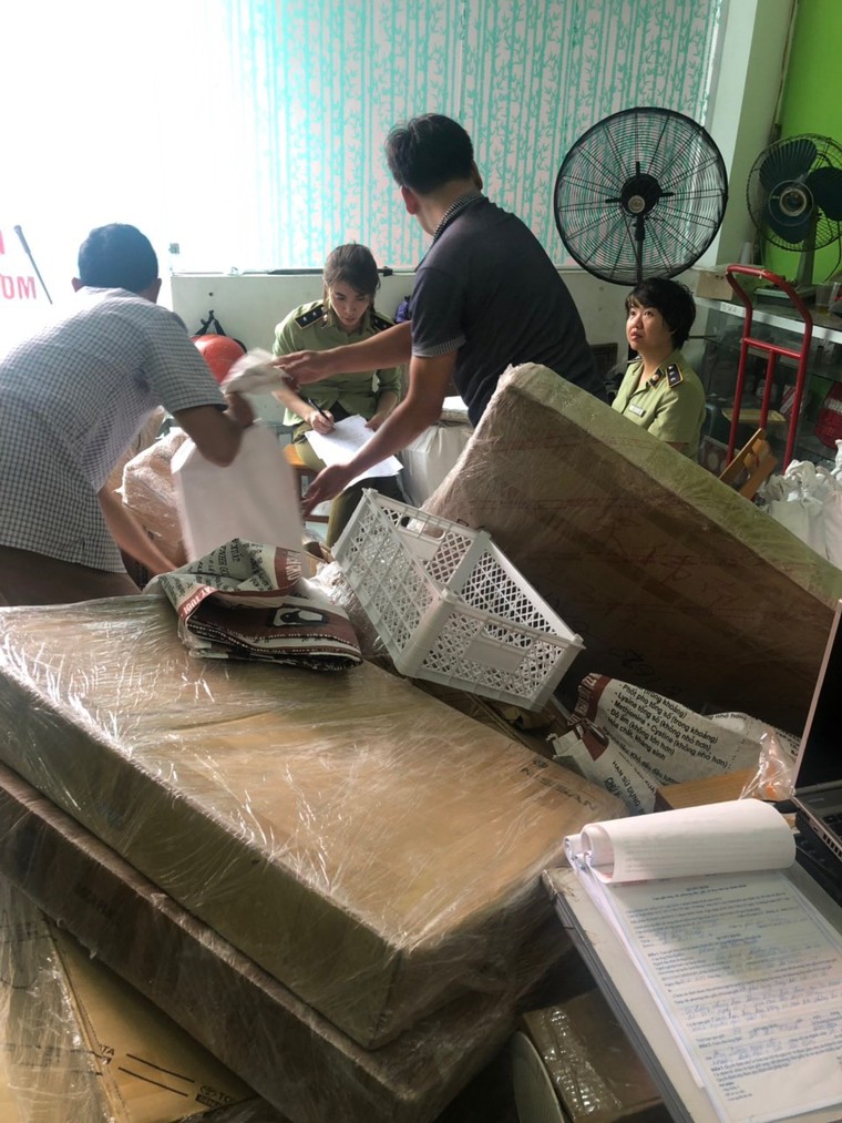 Hà Nội: Phát hiện cơ sở kinh doanh phụ tùng ô tô nghi giả mạo các nhãn hiệu lớn ảnh 2