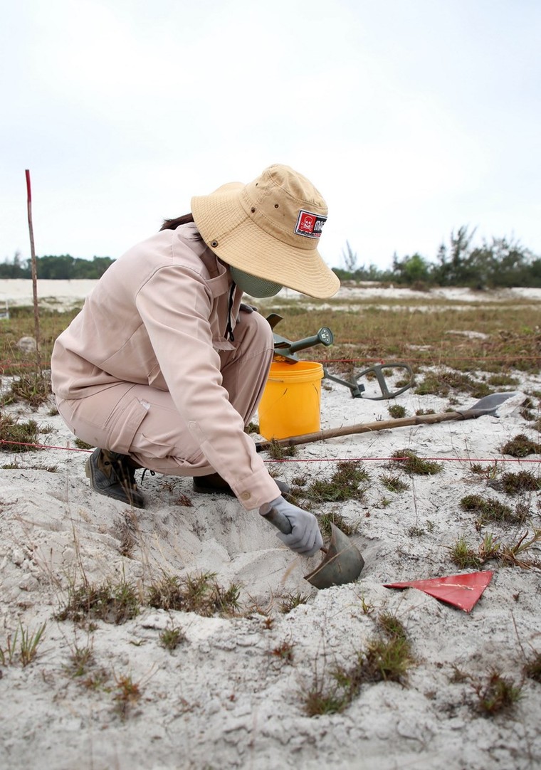 Đội nữ rà phá bom mìn có một không hai ở Quảng Trị ảnh 6