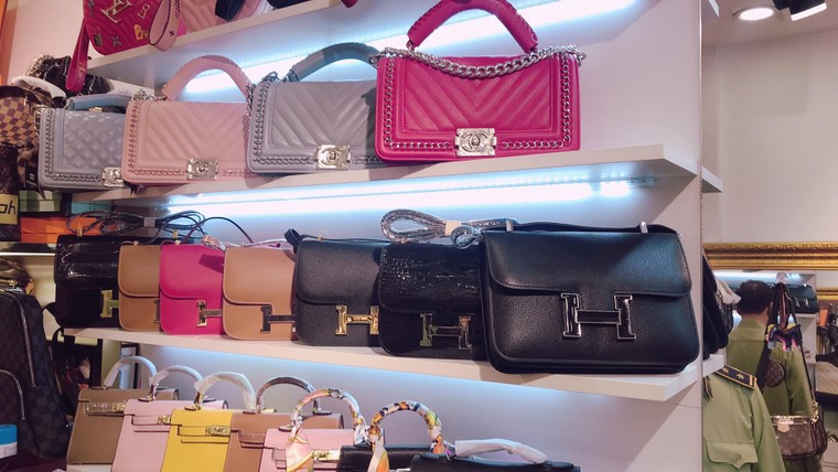 Hà Nội: Tạm giữ hơn 2.000 sản phẩm nghi nhái nhãn hiệu nổi tiếng ảnh 4