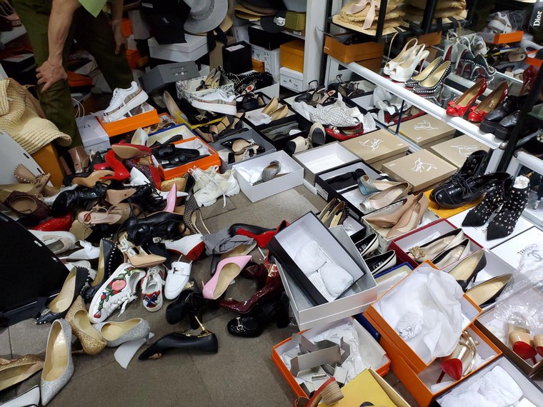 Hà Nội: Tạm giữ hơn 2.000 sản phẩm nghi nhái nhãn hiệu nổi tiếng ảnh 5