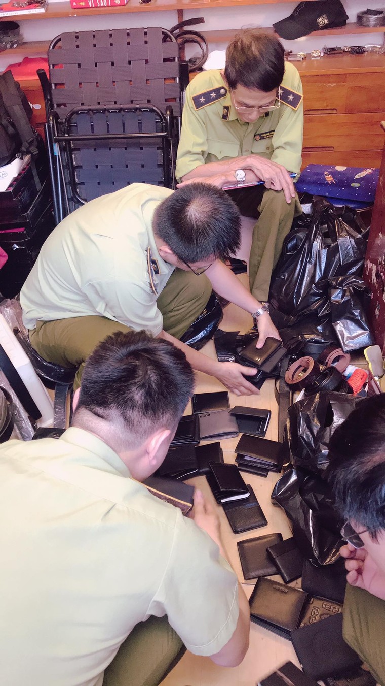 Hà Nội: Tạm giữ hơn 2.000 sản phẩm nghi nhái nhãn hiệu nổi tiếng ảnh 3