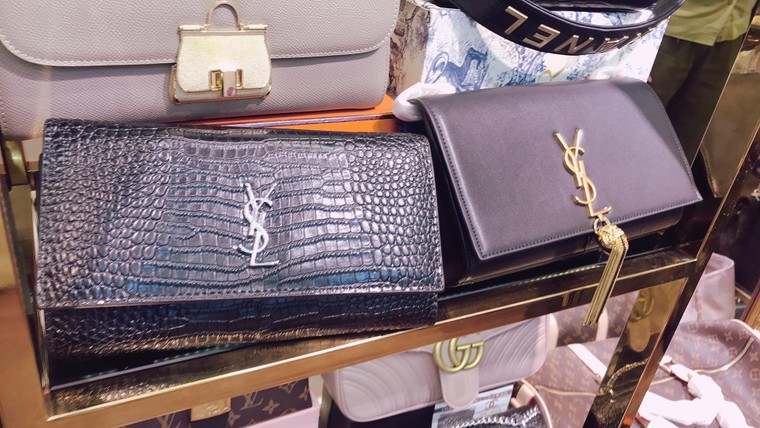 Hà Nội: Tạm giữ hơn 2.000 sản phẩm nghi nhái nhãn hiệu nổi tiếng ảnh 9