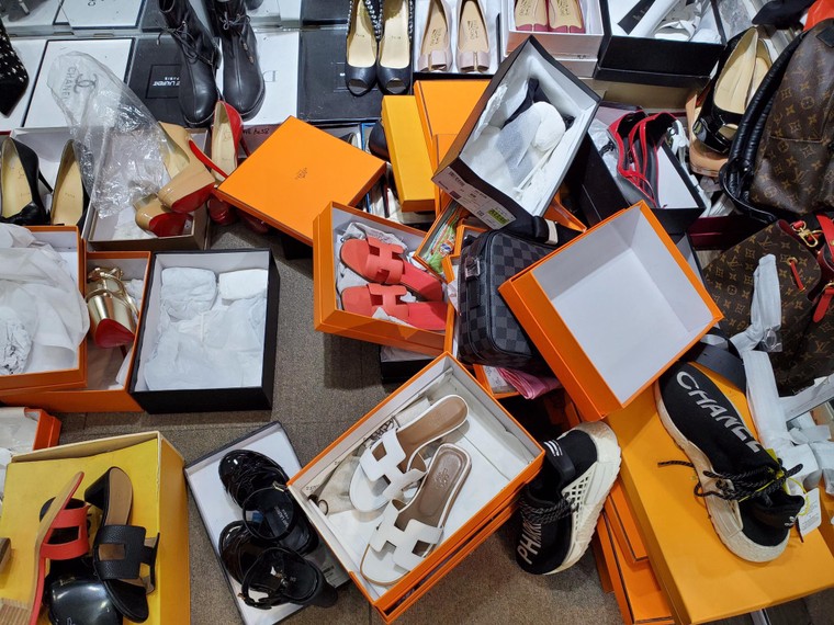 Hà Nội: Tạm giữ hơn 2.000 sản phẩm nghi nhái nhãn hiệu nổi tiếng ảnh 7