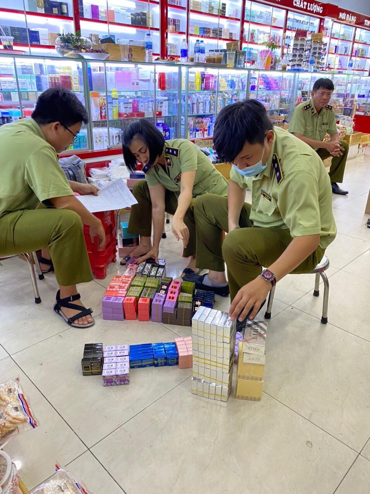 ​Đột kích điểm nóng TP. Hồ Chí Minh bắt giữ nhiều hàng giả, nhái thương hiệu nổi tiếng ảnh 2