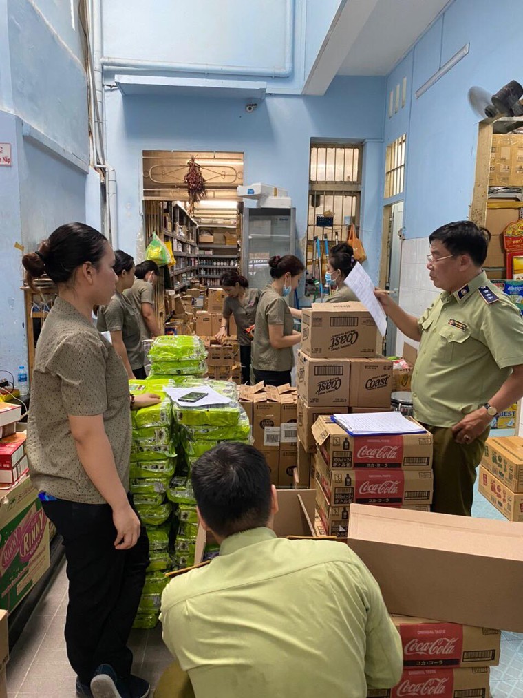 ​Đột kích điểm nóng TP. Hồ Chí Minh bắt giữ nhiều hàng giả, nhái thương hiệu nổi tiếng ảnh 1