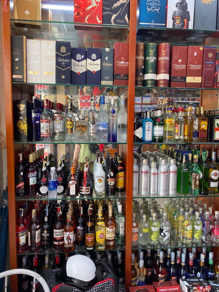 ​Đột kích điểm nóng TP. Hồ Chí Minh bắt giữ nhiều hàng giả, nhái thương hiệu nổi tiếng ảnh 3