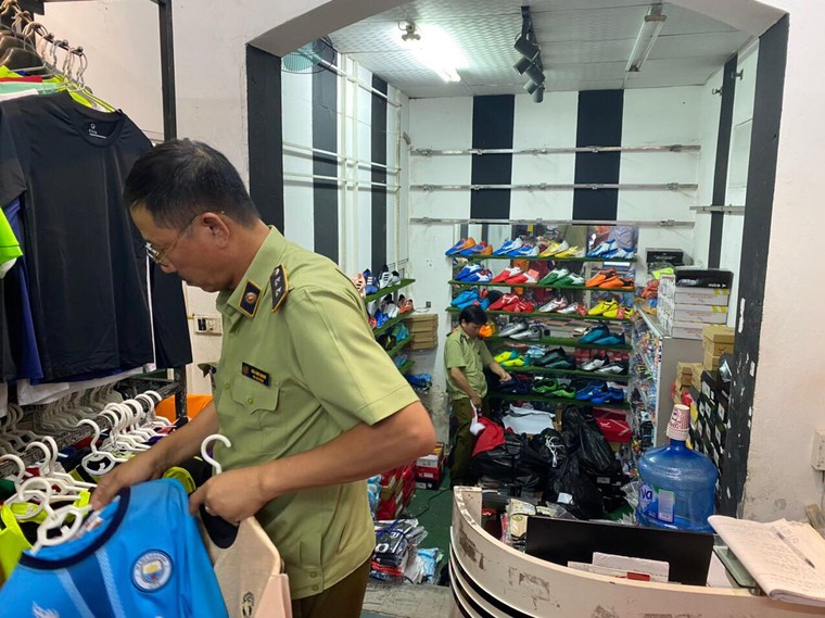 Hà Nội: Thu giữ 1.547 sản phẩm có dấu hiệu hàng giả nhãn hiệu nổi tiếng ảnh 3