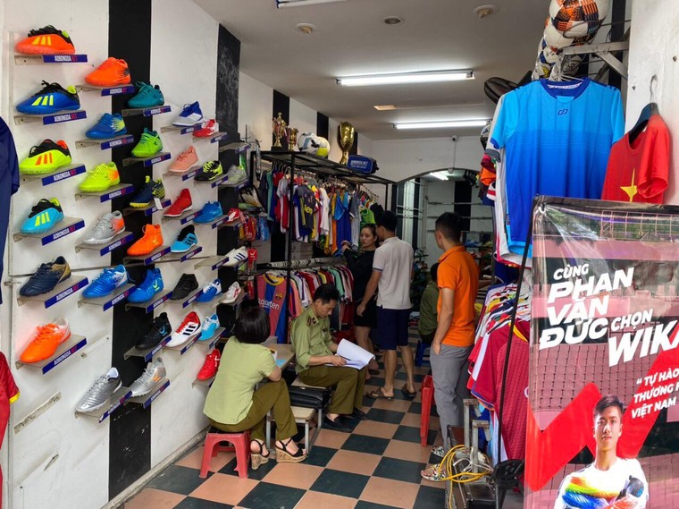 Hà Nội: Thu giữ 1.547 sản phẩm có dấu hiệu hàng giả nhãn hiệu nổi tiếng ảnh 4