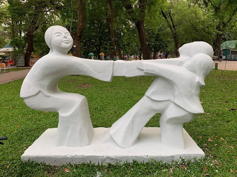 Trả nguyên trạng cho những bức tượng bị sơn màu sặc sỡ tại Công viên Thống Nhất ảnh 2