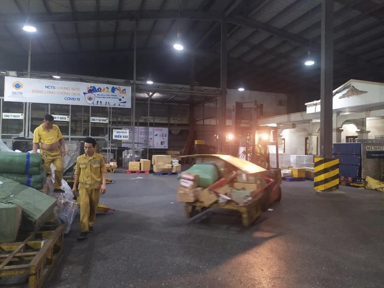 Nóng: Phát hiện đường dây chuyên buôn hàng lậu qua đường hàng không ảnh 1