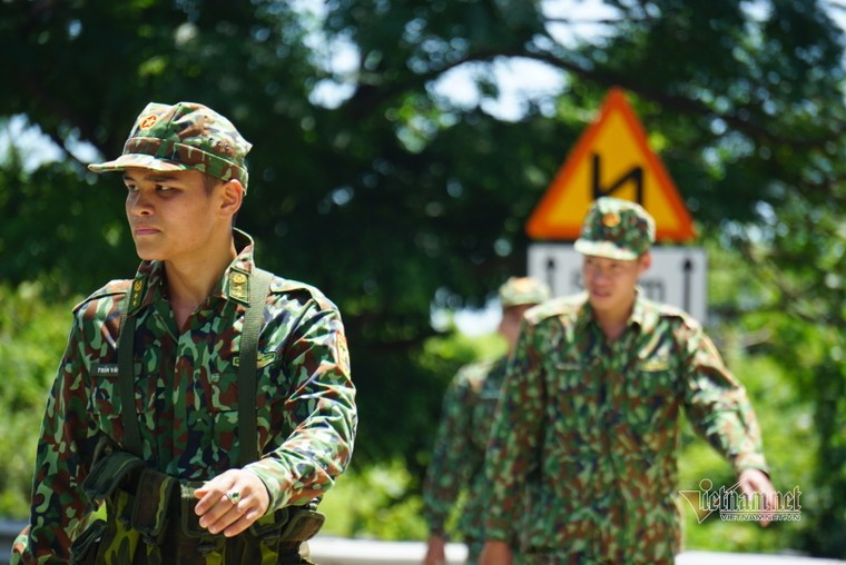 Bay flycam truy tìm phạm nhân vượt ngục lẩn trốn trên đèo Hải Vân ảnh 9