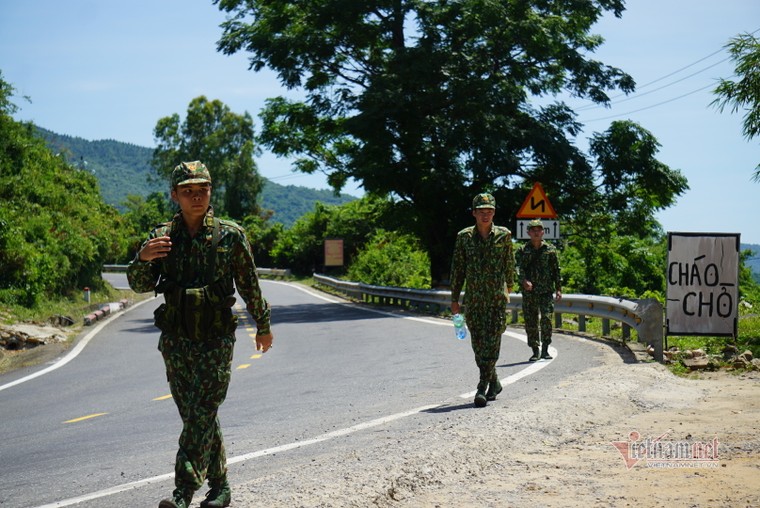 Bay flycam truy tìm phạm nhân vượt ngục lẩn trốn trên đèo Hải Vân ảnh 8