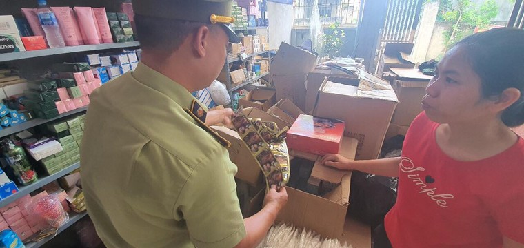 QLTT Hà Nội 'đột kích' cơ sở lớn chuyên kinh doanh hàng giả qua facebook ảnh 7