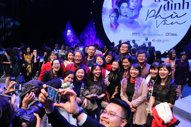 Mái chèo thiên thu trên dòng sông còn chảy mãi ảnh 2