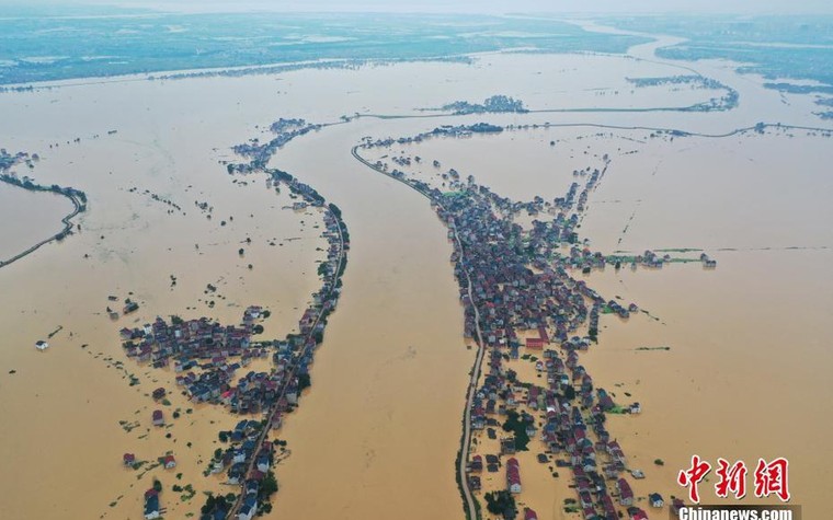 Trung Quốc: Vỡ 14 đê ở Giang Tây, hơn 2 vạn người mắc kẹt ảnh 2