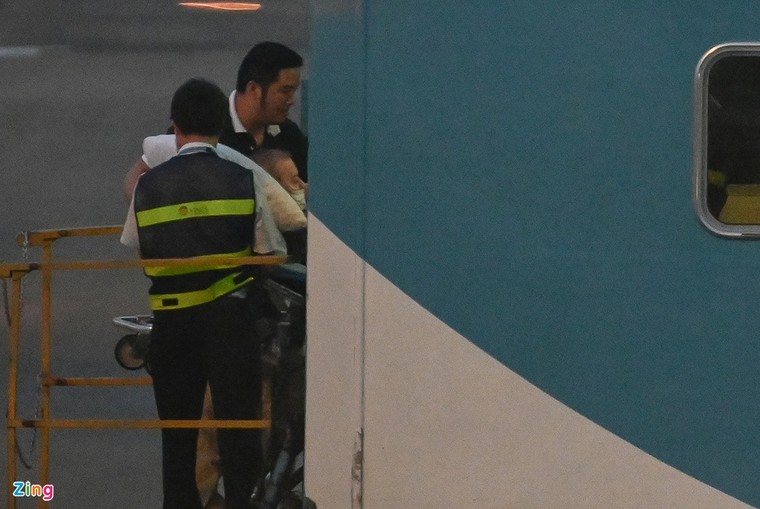 Hình ảnh di chuyển bệnh nhân 91 trên chuyến bay từ TP.HCM tới Hà Nội ảnh 2