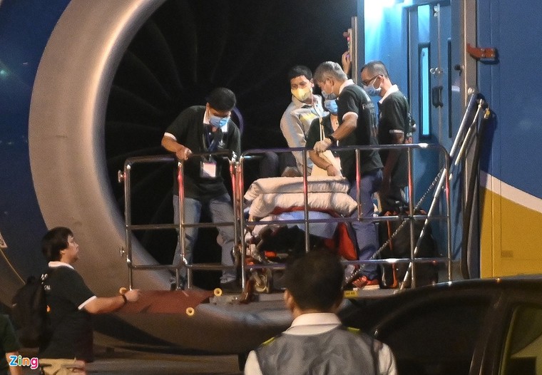 Hình ảnh di chuyển bệnh nhân 91 trên chuyến bay từ TP.HCM tới Hà Nội ảnh 7