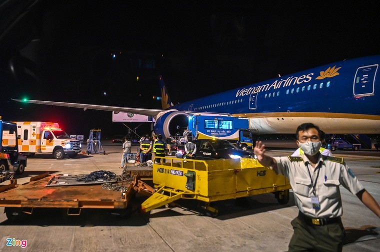 Hình ảnh di chuyển bệnh nhân 91 trên chuyến bay từ TP.HCM tới Hà Nội ảnh 8
