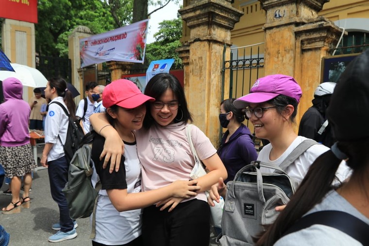 Kết thúc các môn thi chuyên vào lớp 10 Hà Nội: Đề thi dễ hơn năm ngoái ảnh 7