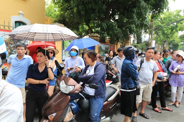 Kết thúc các môn thi chuyên vào lớp 10 Hà Nội: Đề thi dễ hơn năm ngoái ảnh 4