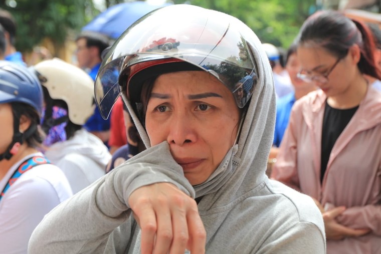 Kết thúc các môn thi chuyên vào lớp 10 Hà Nội: Đề thi dễ hơn năm ngoái ảnh 3