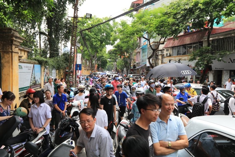 Kết thúc các môn thi chuyên vào lớp 10 Hà Nội: Đề thi dễ hơn năm ngoái ảnh 1