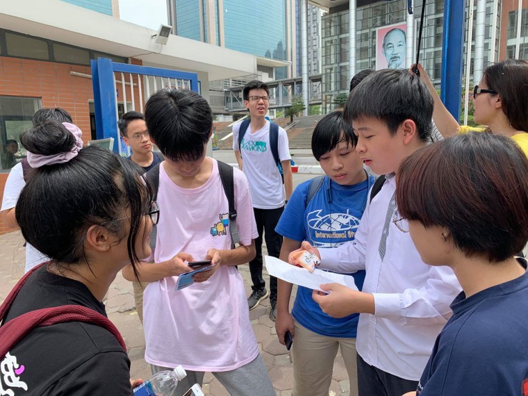 Kết thúc các môn thi chuyên vào lớp 10 Hà Nội: Đề thi dễ hơn năm ngoái ảnh 8