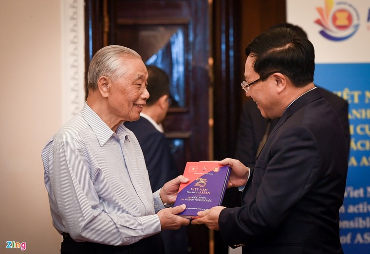 Ra mắt sách kỷ niệm 25 năm Việt Nam tham gia ASEAN ảnh 5