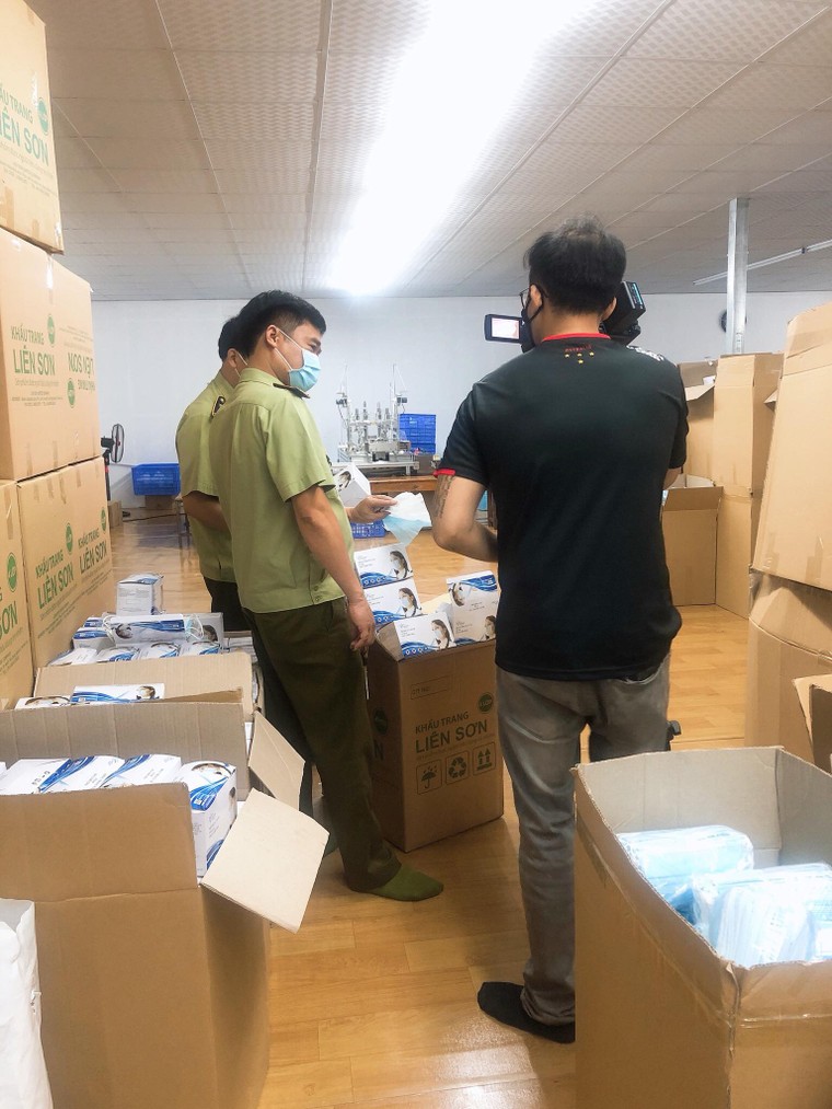 Hà Nội: Triệt phá cơ sở sản xuất khẩu trang không đạt tiêu chuẩn ảnh 1