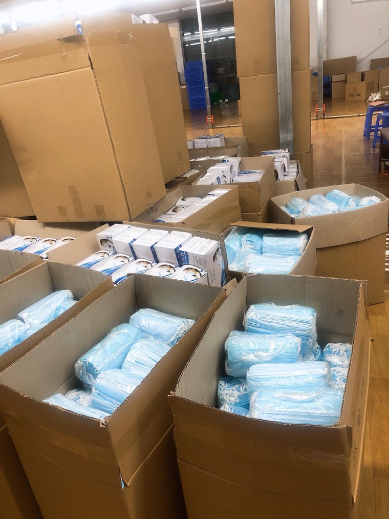 Hà Nội: Triệt phá cơ sở sản xuất khẩu trang không đạt tiêu chuẩn ảnh 2