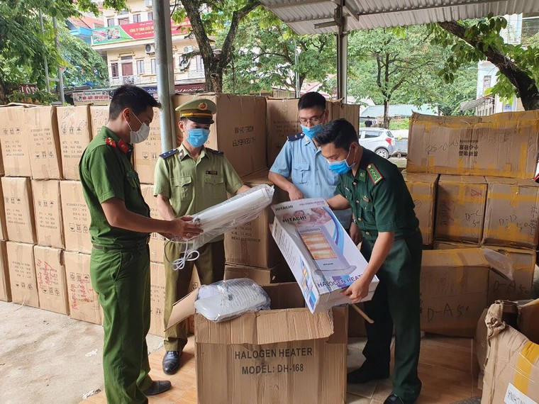 Lạng Sơn tạm giữ gần 1.500 chiếc quạt sưởi và khăn choàng vải có dấu hiệu giả mạo nhãn hiệu ảnh 1