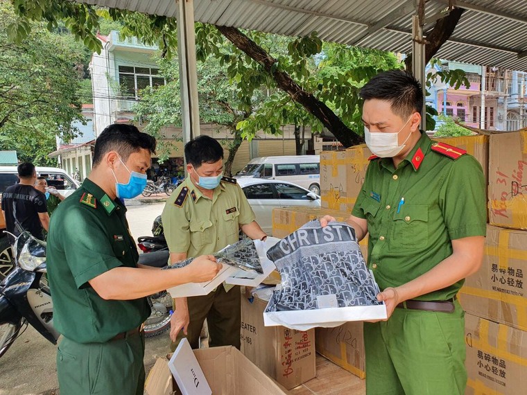 Lạng Sơn tạm giữ gần 1.500 chiếc quạt sưởi và khăn choàng vải có dấu hiệu giả mạo nhãn hiệu ảnh 2