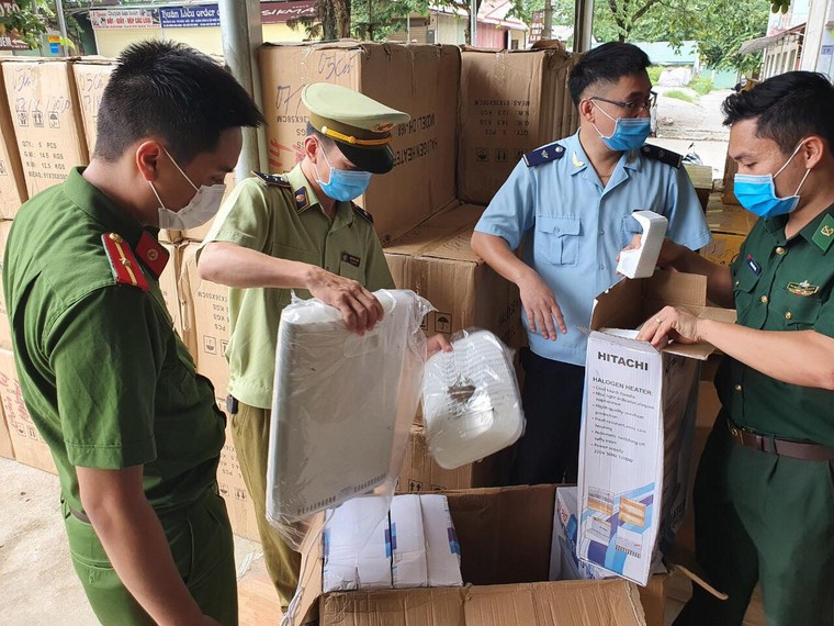 Lạng Sơn tạm giữ gần 1.500 chiếc quạt sưởi và khăn choàng vải có dấu hiệu giả mạo nhãn hiệu ảnh 3