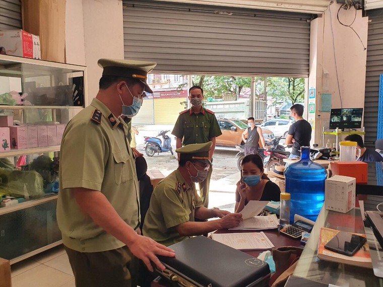 Lạng Sơn tạm giữ gần 1.500 chiếc quạt sưởi và khăn choàng vải có dấu hiệu giả mạo nhãn hiệu ảnh 5