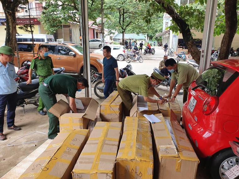 Lạng Sơn tạm giữ gần 1.500 chiếc quạt sưởi và khăn choàng vải có dấu hiệu giả mạo nhãn hiệu ảnh 4