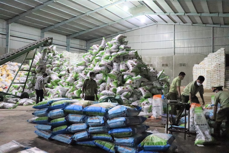Đắk Lắk: Phát hiện kho hàng chứa hơn 4 tấn phân bón sai phạm ảnh 1