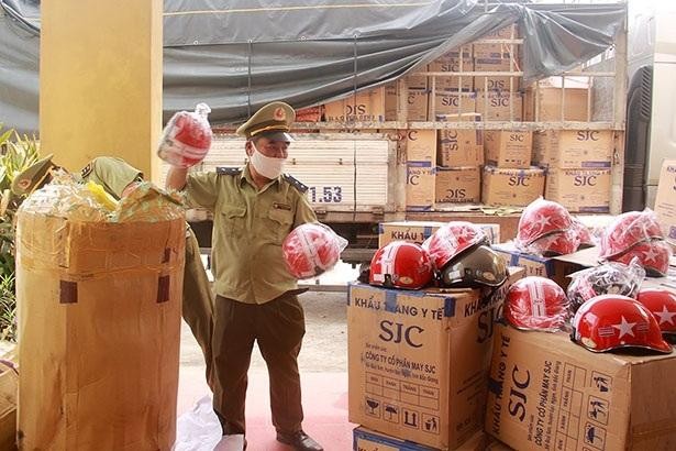 Hà Tĩnh: Bắt giữ 390.000 chiếc khẩu trang không có hóa đơn, chứng từ đang lưu thông từ Nam ra Bắc ảnh 4