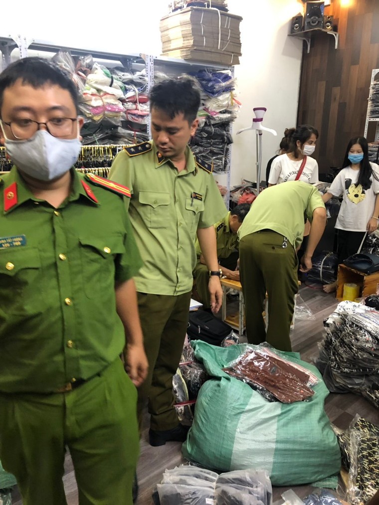 Hà Nội: Tạm giữ hàng nghìn sản phẩm giả mạo nhãn hàng nổi tiếng thế giới ảnh 1